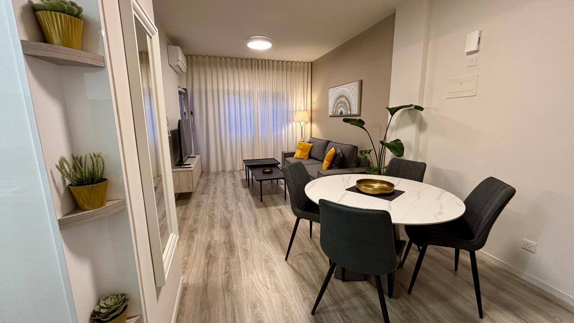 Seabreeze City Center Flats By Trulycyprus Limasol Dış mekan fotoğraf